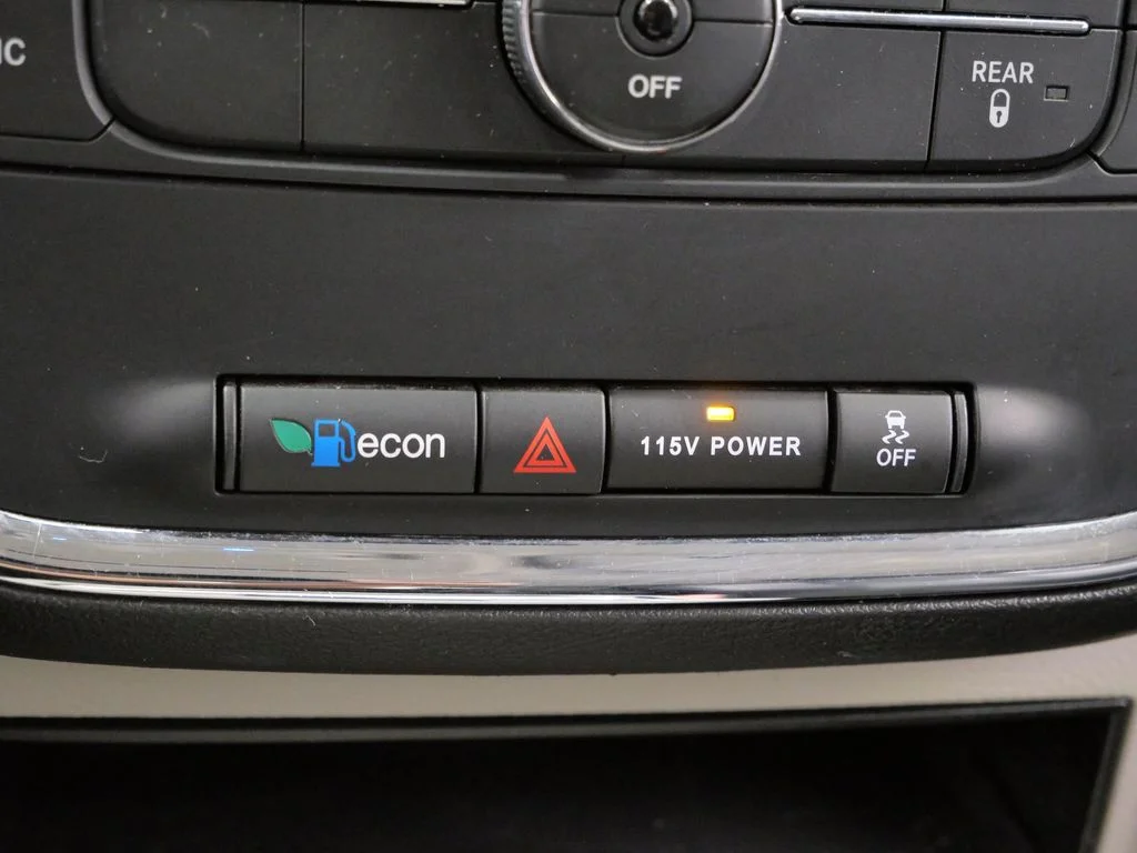 Used 2014 White Chrysler Touring image 26