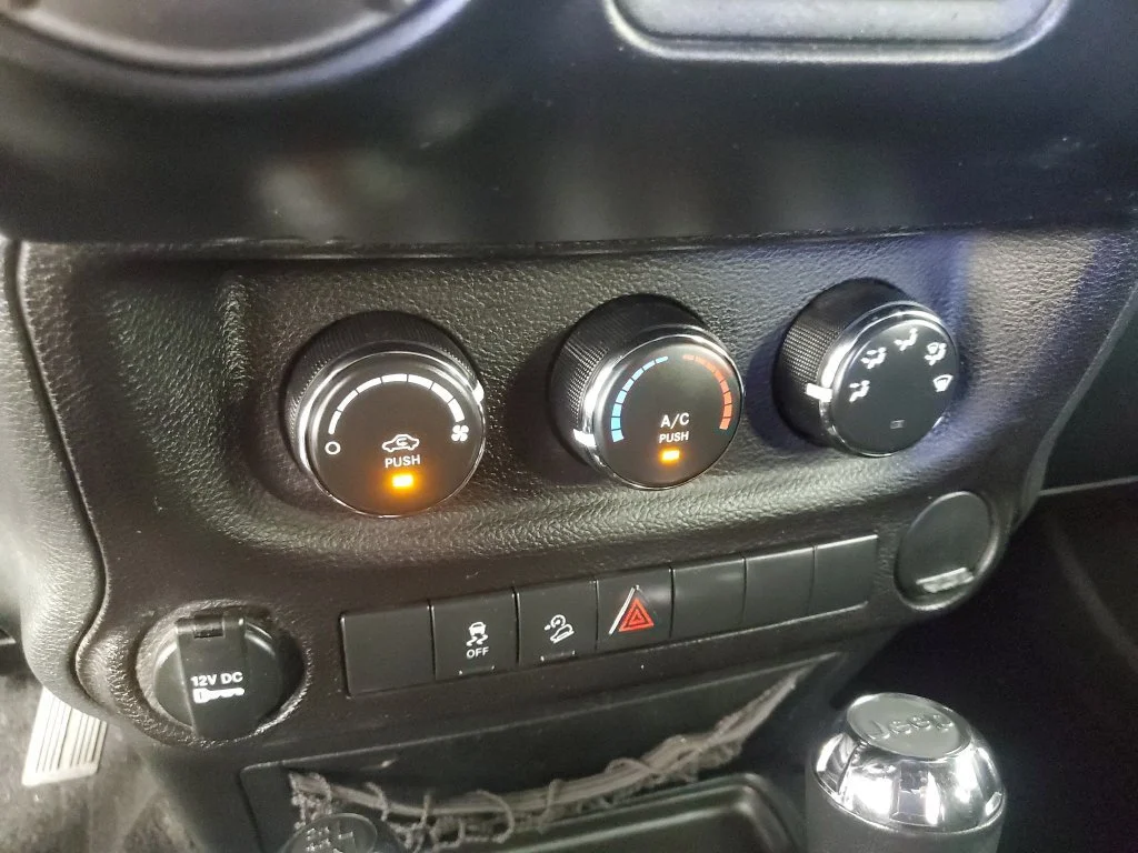 Used 2018 Gray Jeep Sport 4x4 image 18