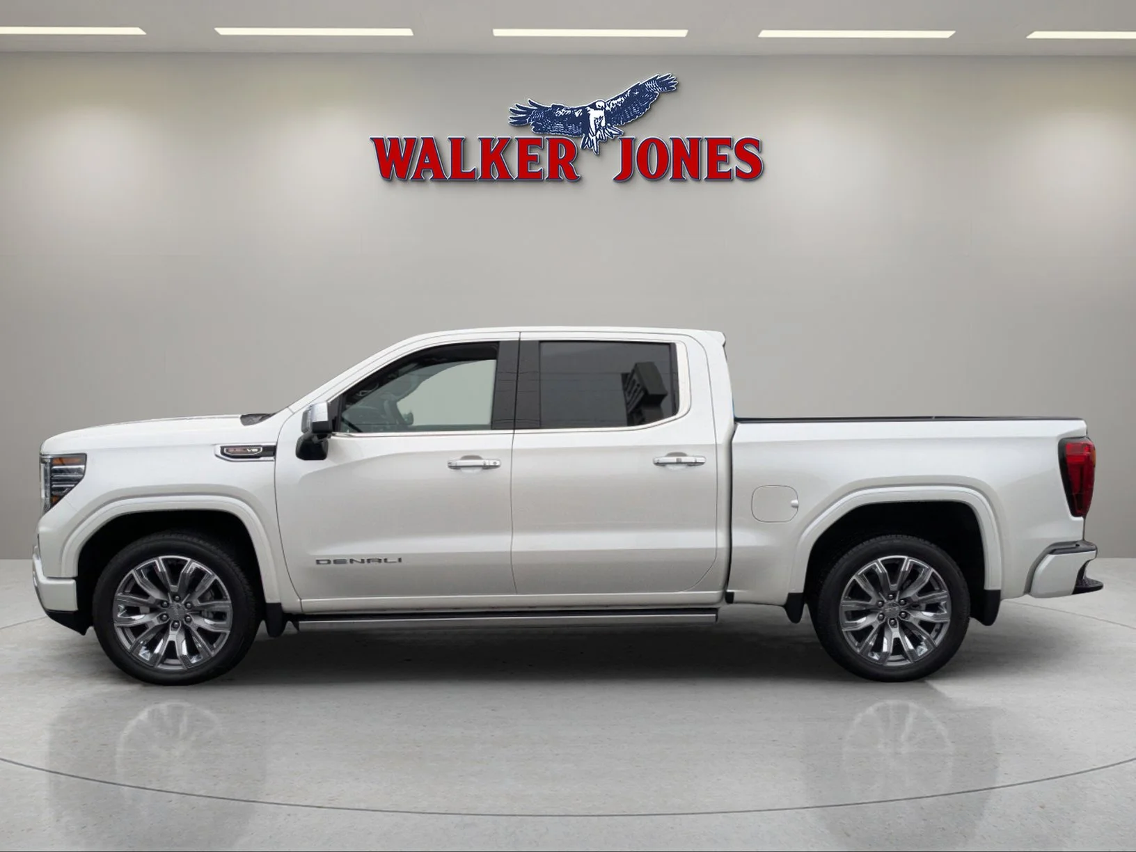 Used 2024 White Frost Tricoat GMC Denali image 7