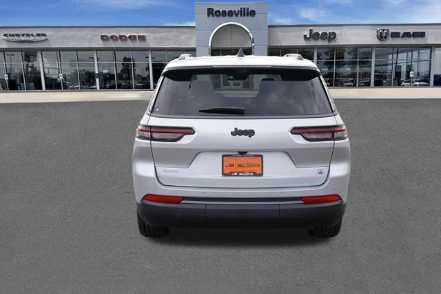 New 2026 Silver Zynith Exterior Paint Jeep Limited image 4