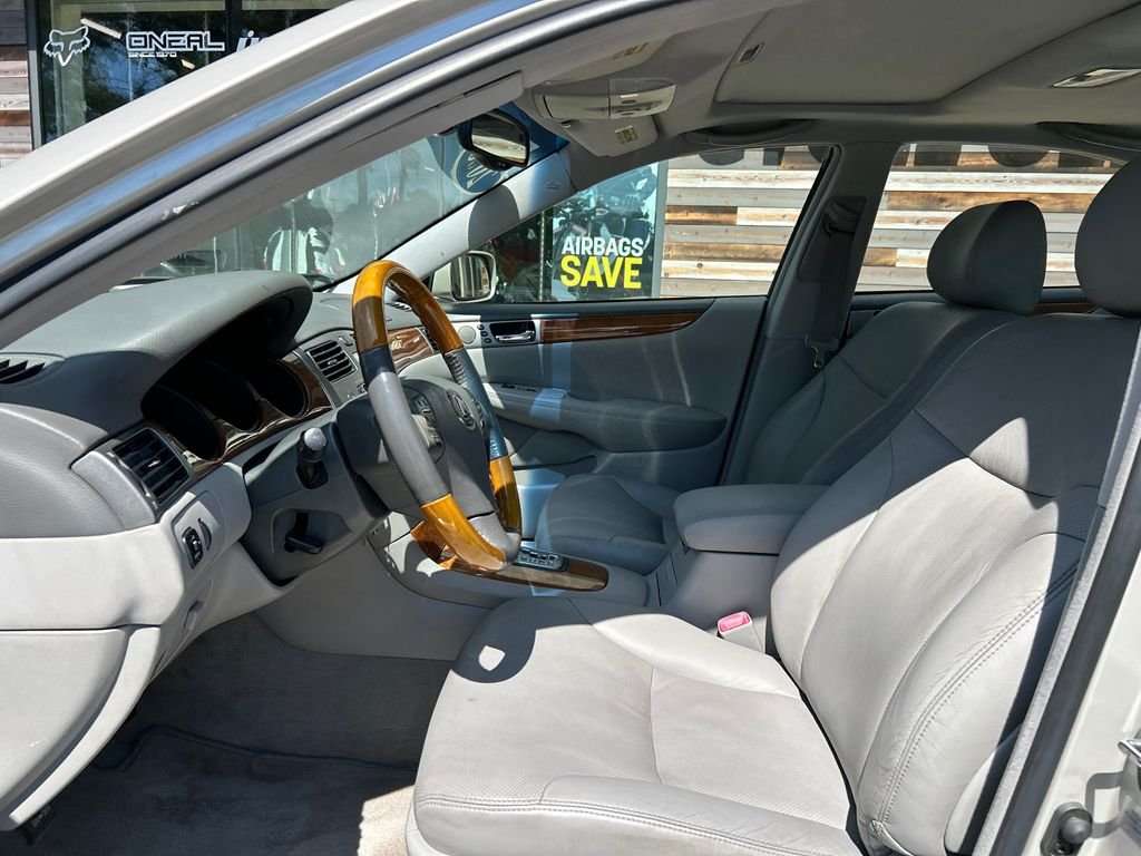 Used 2005  Lexus 330 image 11