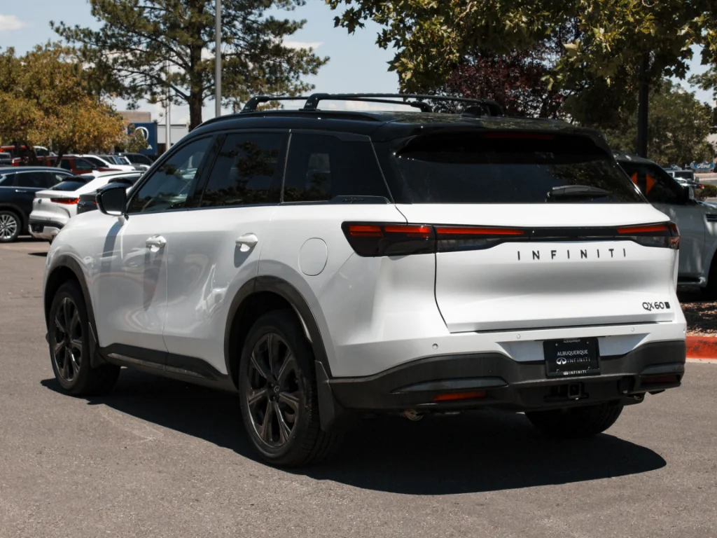 New 2027 2T RAD WHT INFINITI Autograph AWD image 7