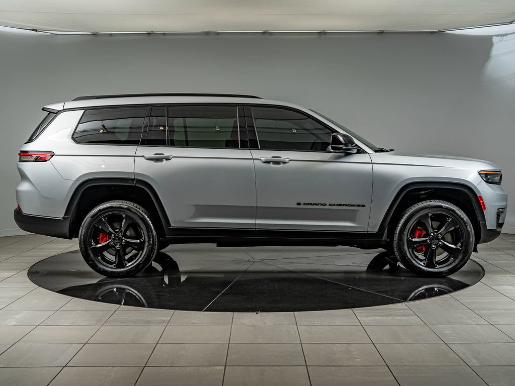 Used 2025 Silver Zynith Jeep Limited image 4