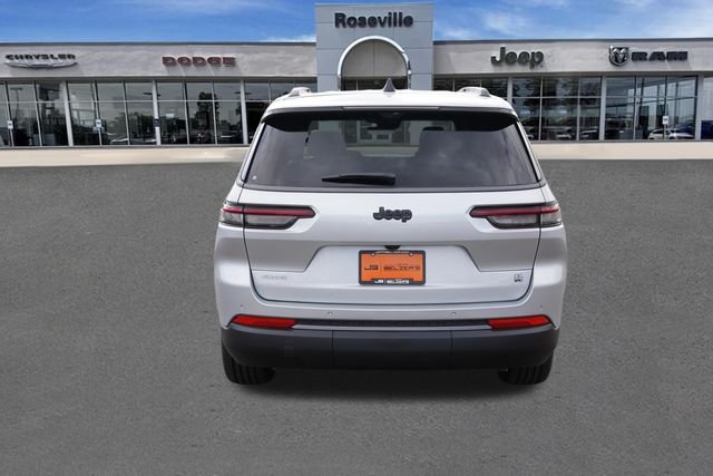 New 2026 Silver Zynith Exterior Paint Jeep Limited image 4