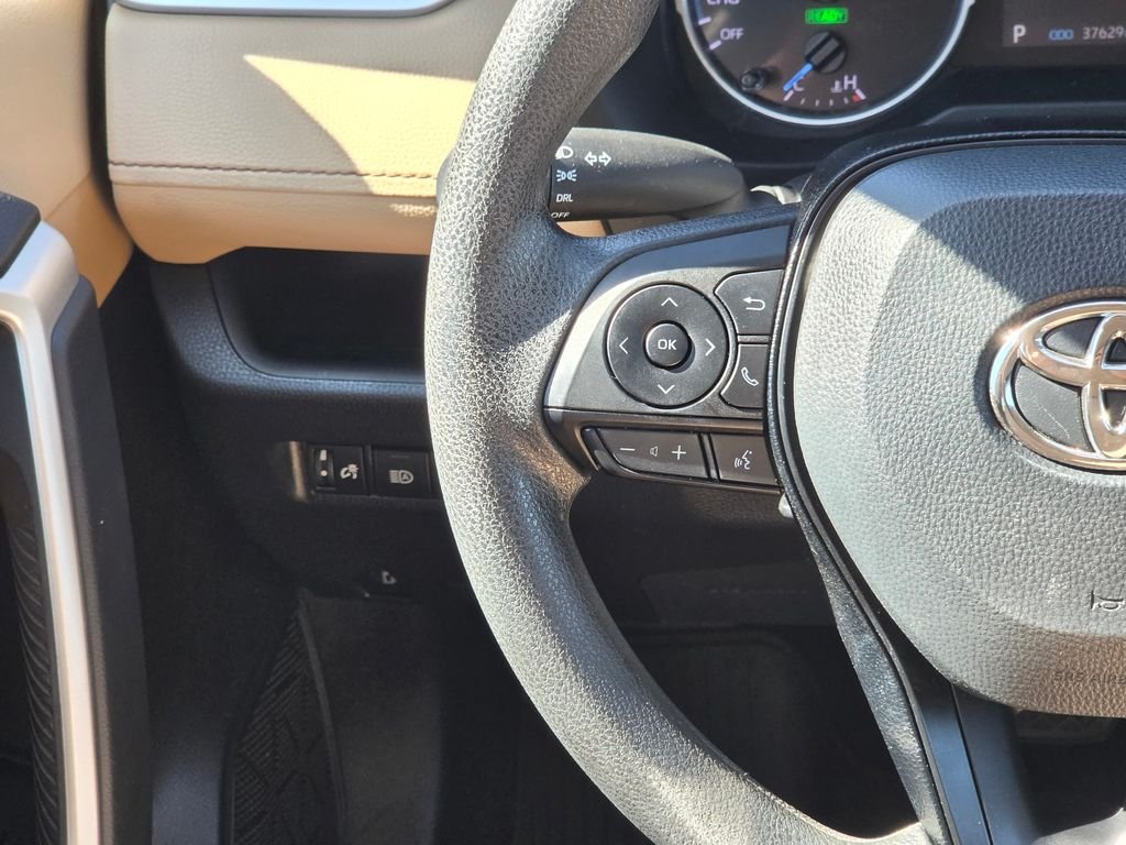 Used 2021 White Toyota LE image 23
