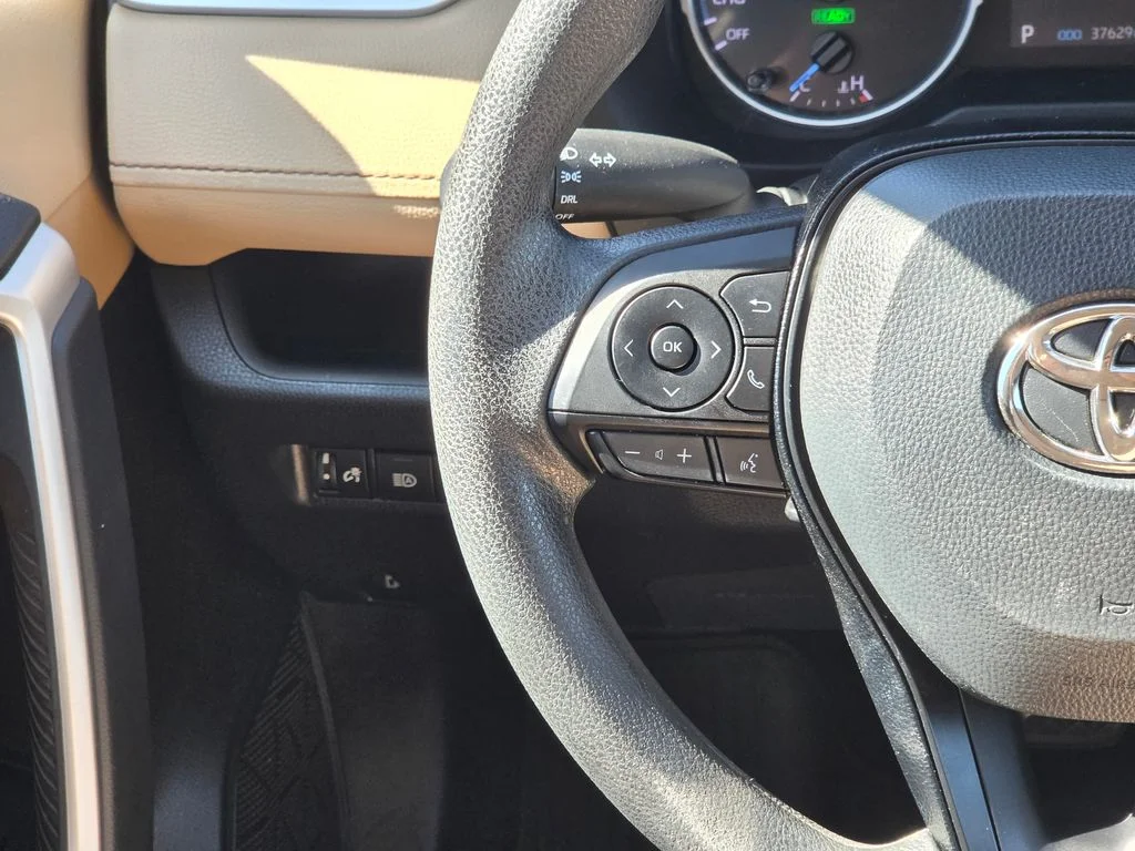 Used 2021 White Toyota LE image 23
