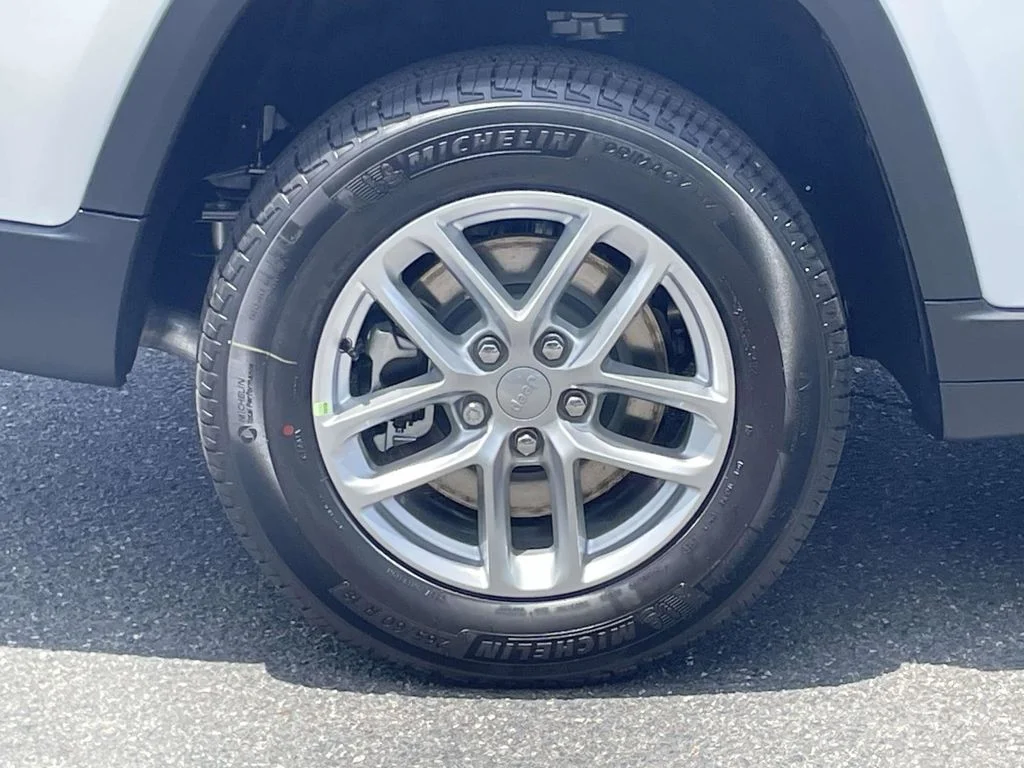 New 2026 Bright White Clear-Coat Exterior Paint Jeep Laredo image 13