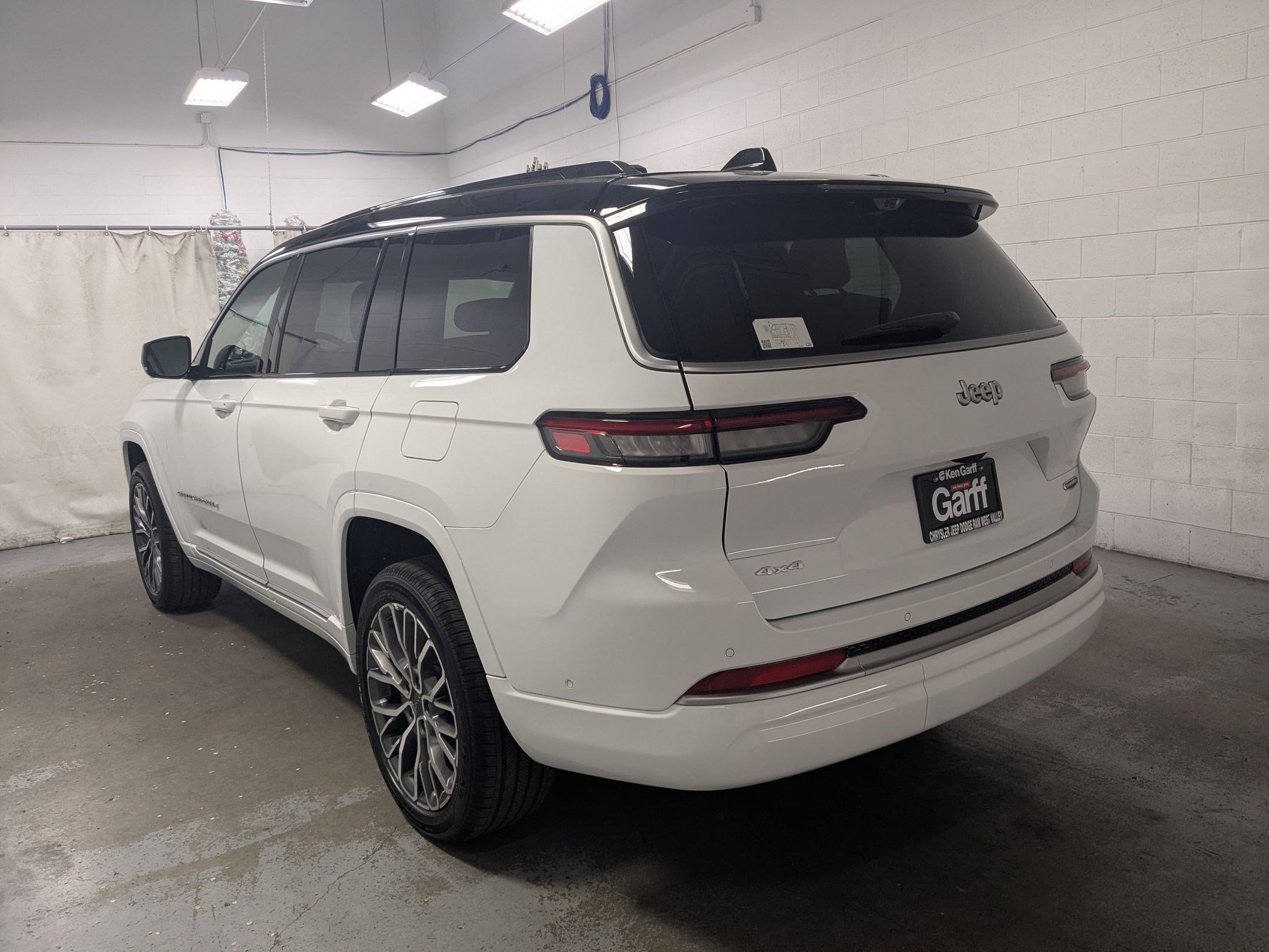 New 2026 Bright White Clear-Coat Exterior Paint Jeep Summit image 7
