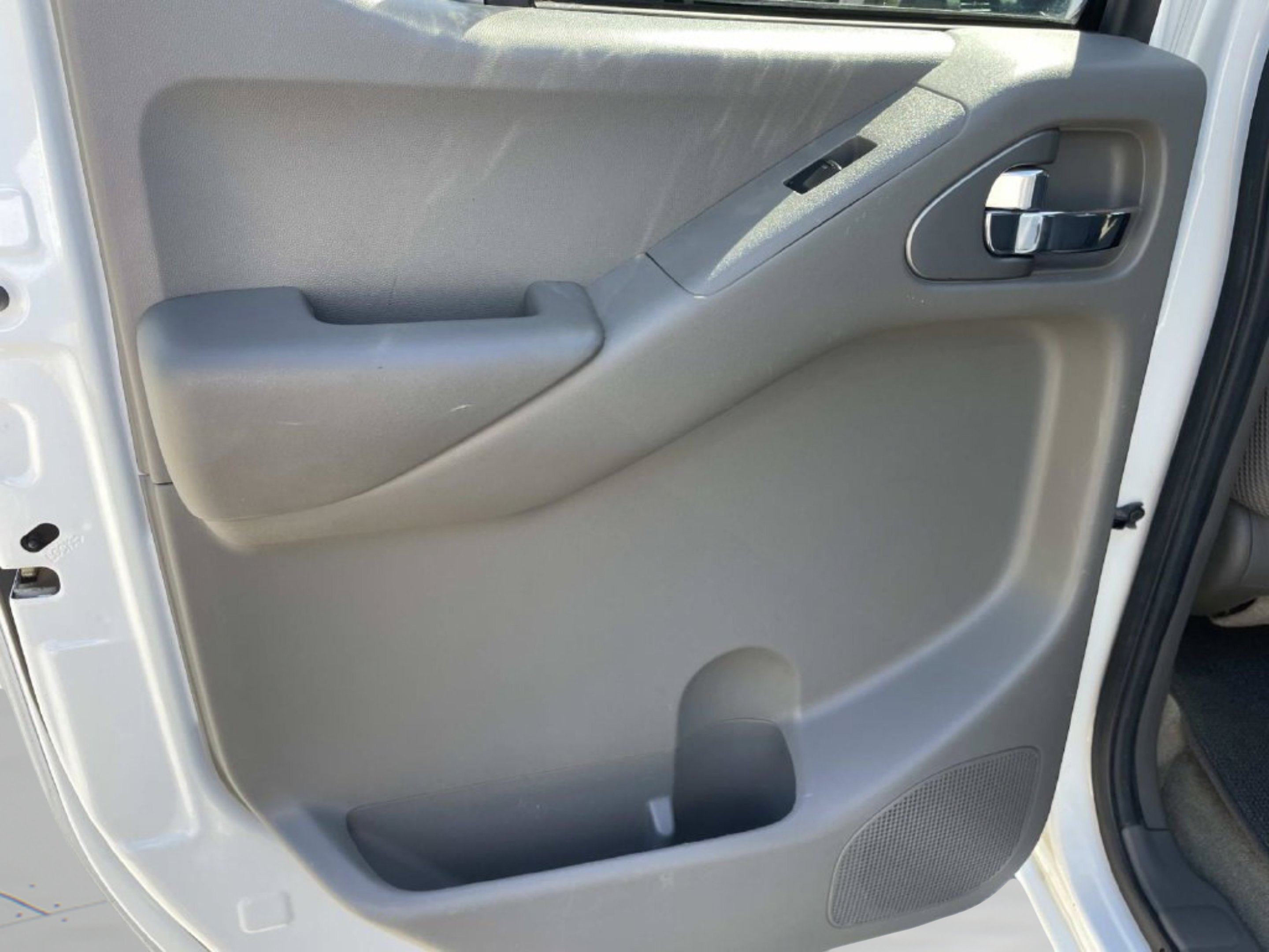 Used 2013 White Nissan SV image 11
