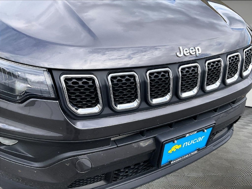 Used 2023 Granite Crystal Metallic Clearcoat Jeep Latitude Lux image 30