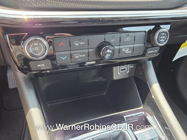 New 2026 Bright White Clearcoat Jeep Latitude image 21