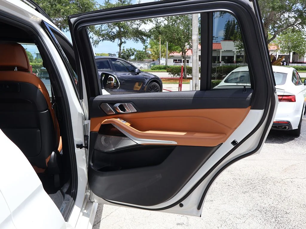 Used 2021 White BMW M50i image 32