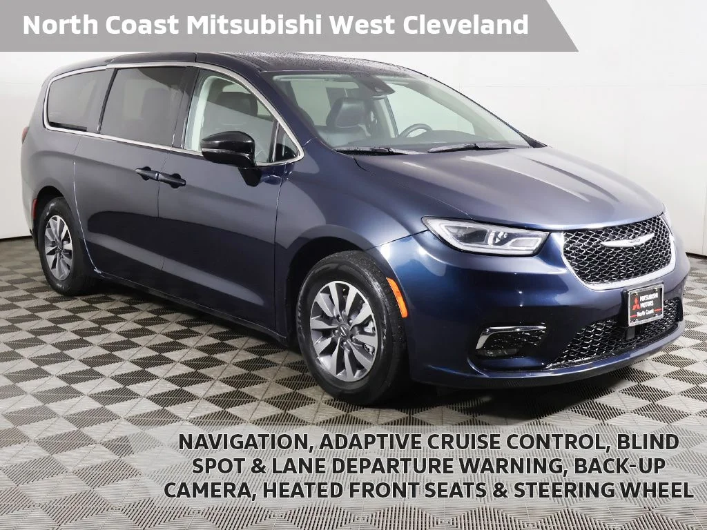 2024 Chrysler Pacifica Hybrid Select PHEV's photo