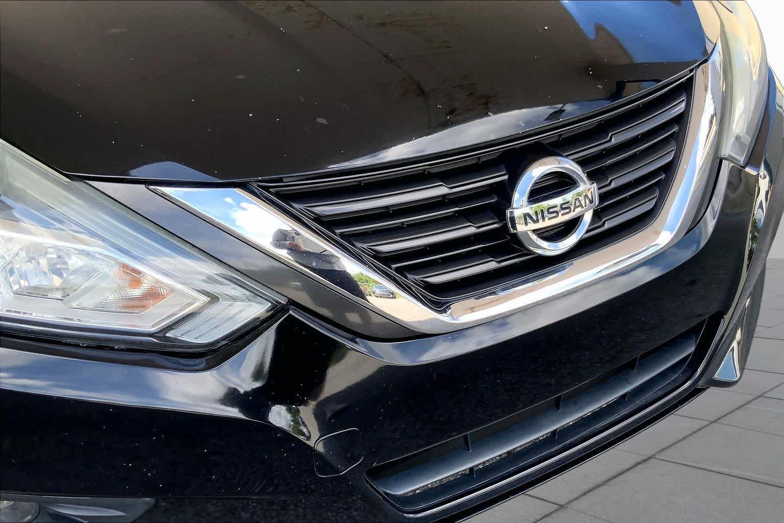 Used 2016 Super Black Nissan 2.5 SV image 32