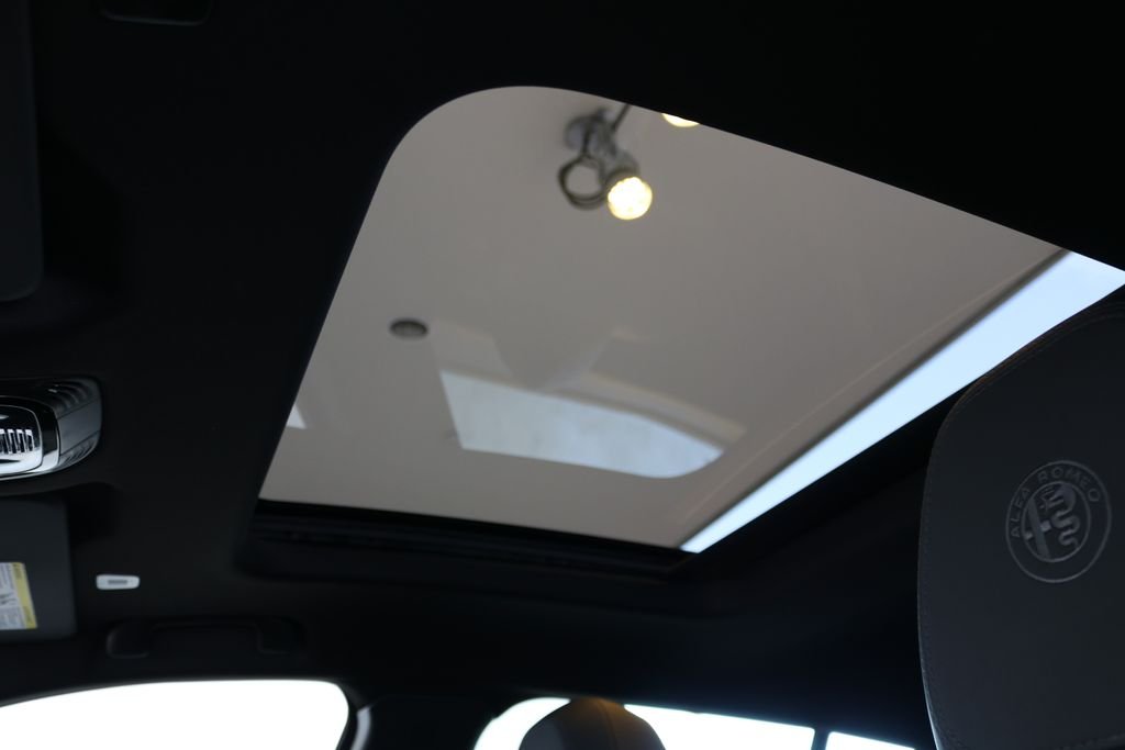 New 2025 Milano White Exterior Paint Alfa Romeo Base image 16