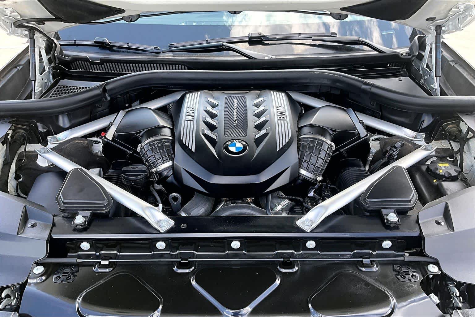 Used 2022 Alpine White BMW M50i image 30