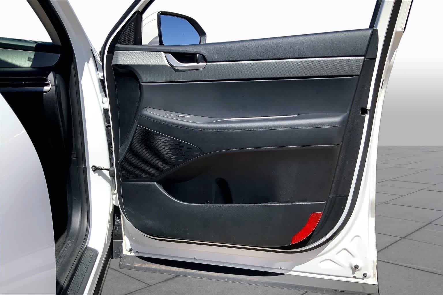 Used 2025 Hyper White Hyundai SEL image 23