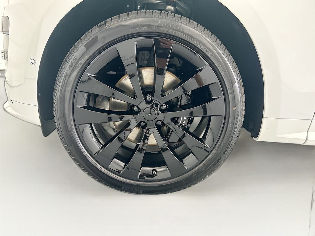 New 2026 Fuji White Land Rover Dynamic SE image 29