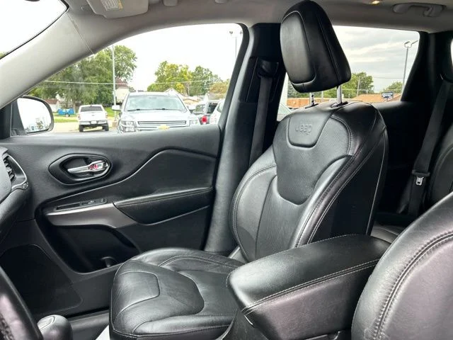 Used 2021 White Jeep Latitude Lux image 32