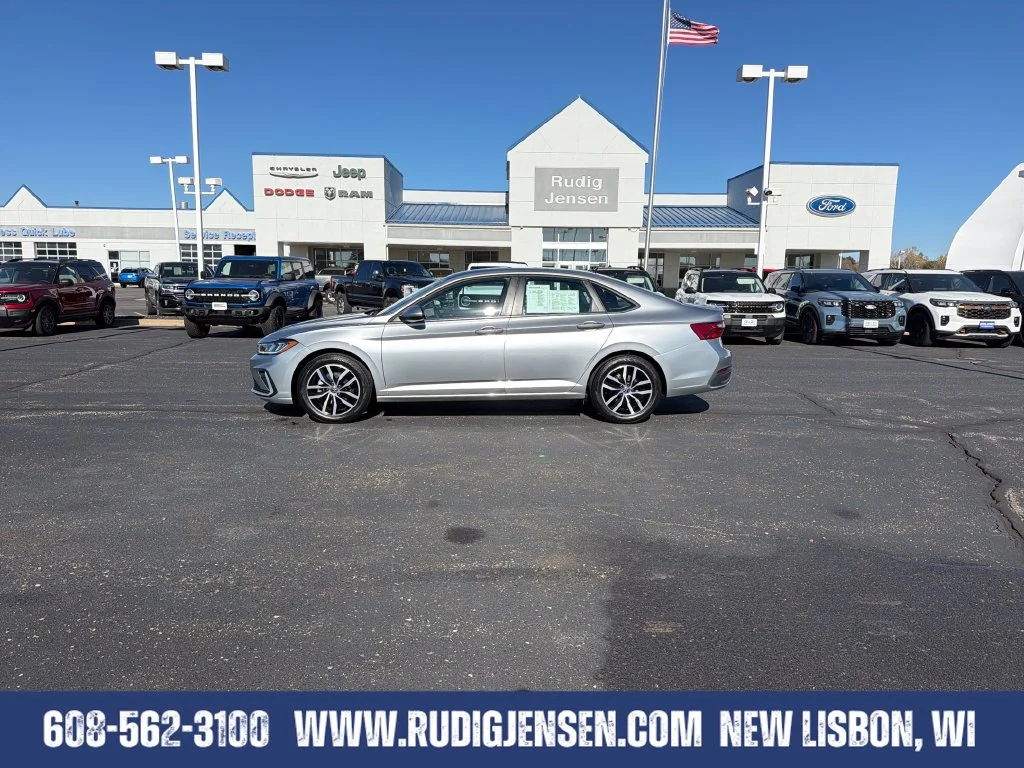 Used 2025 Gray Volkswagen 1.5T SE image 2