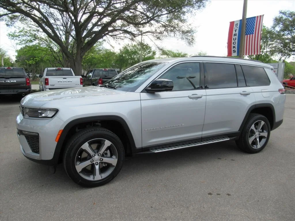 New 2026 Silver Zynith Exterior Paint Jeep Limited image 4
