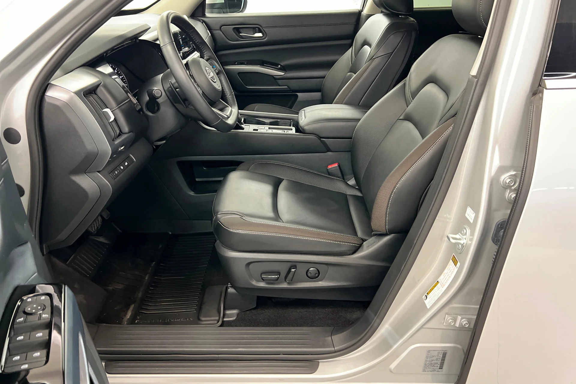 2025 Nissan Pathfinder SL - Photo 18