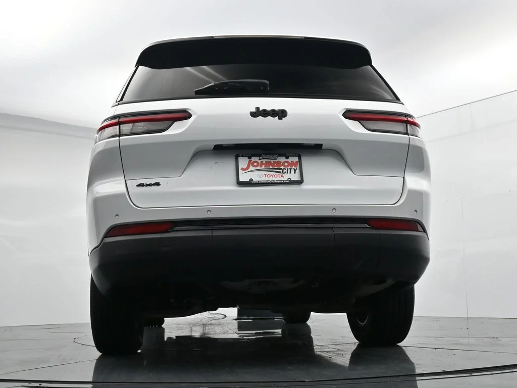 Used 2024 White Jeep Altitude image 31