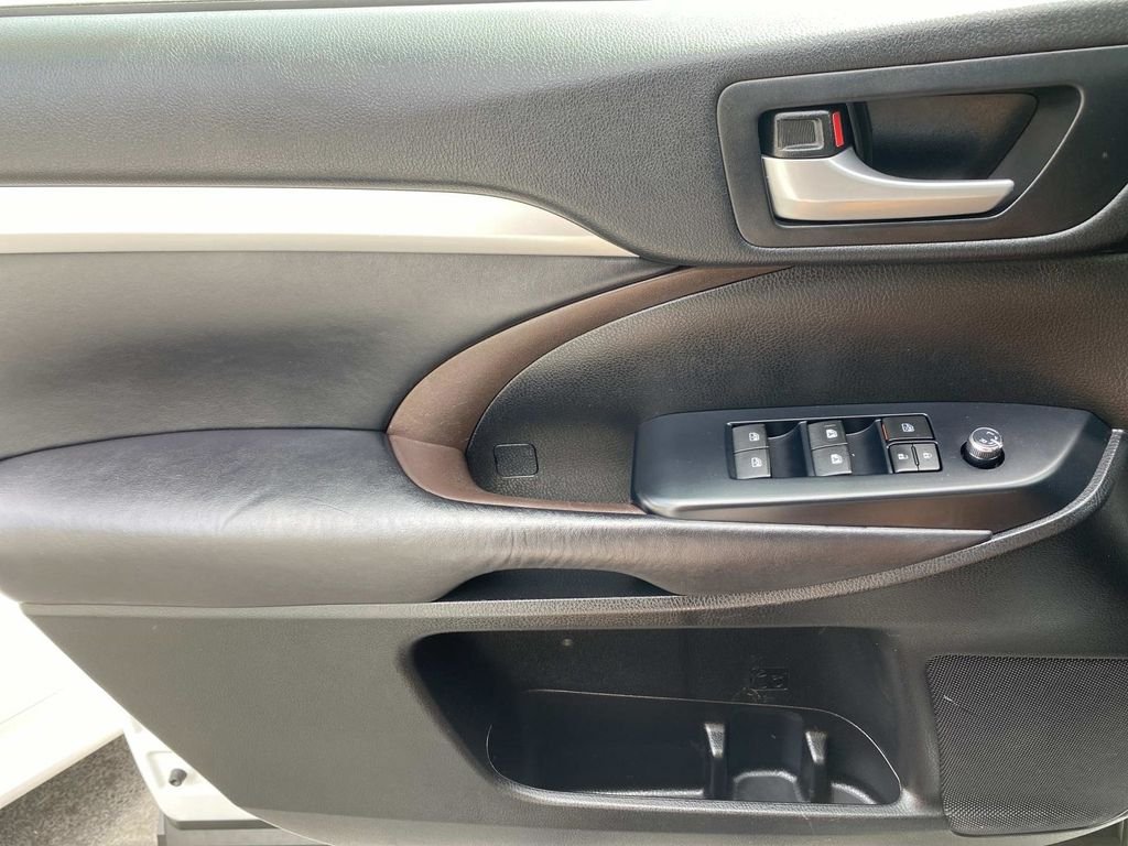 Used 2017 White Toyota XLE image 24