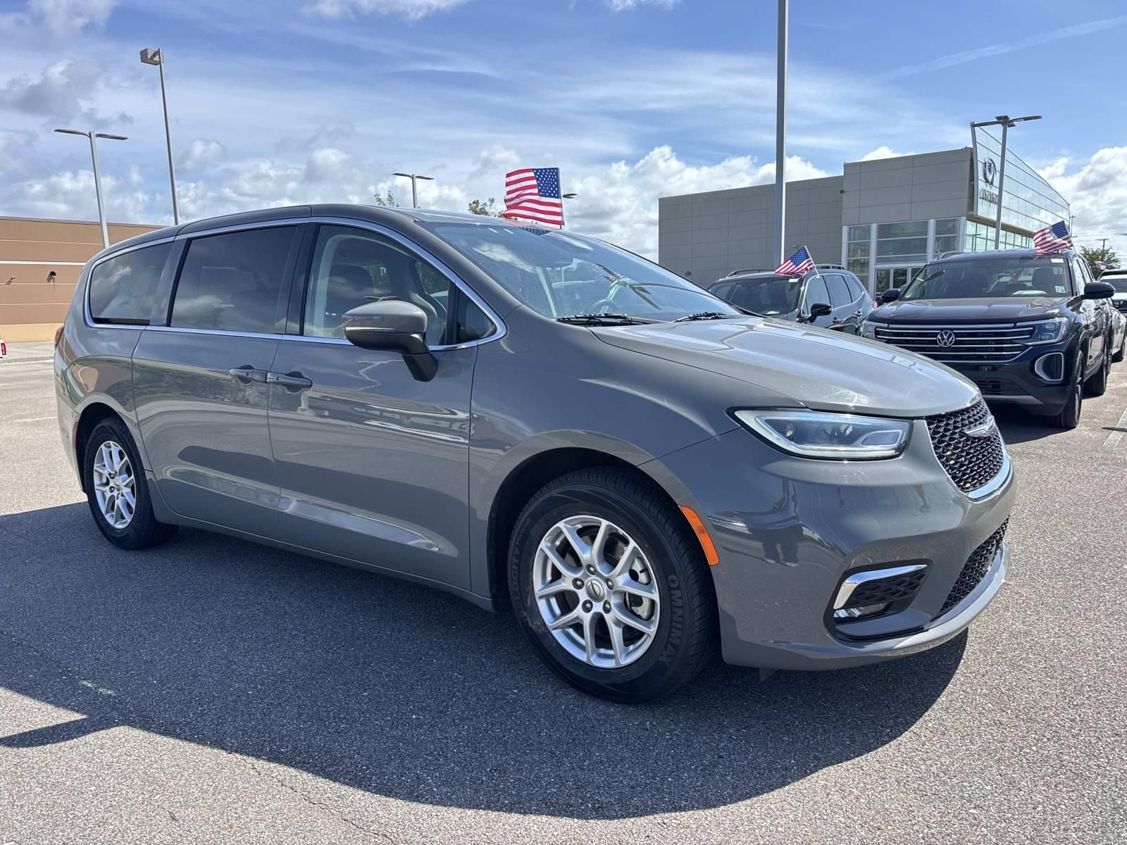 2023 Chrysler Pacifica Touring L - Photo 3