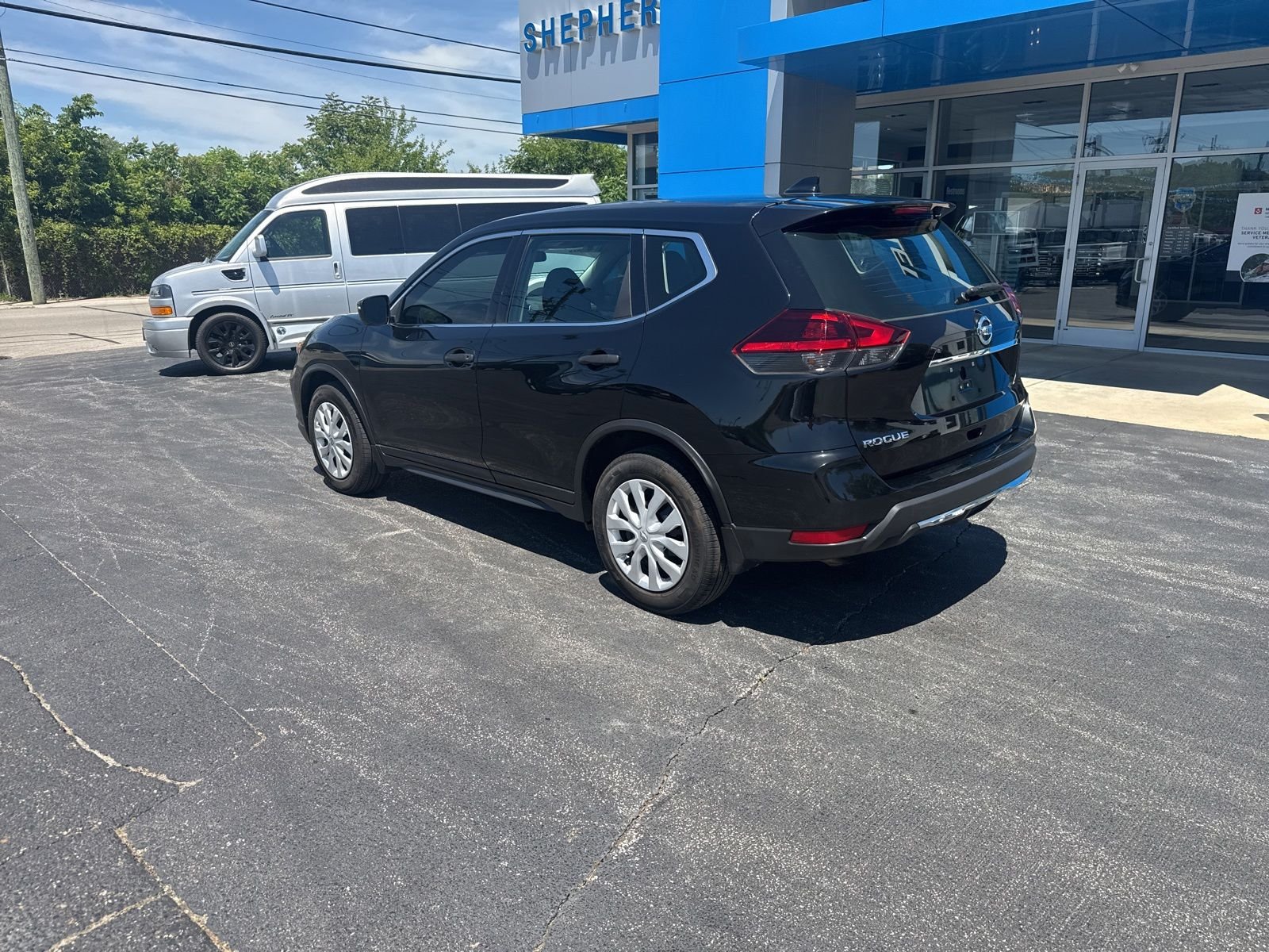 Used 2018  Nissan S image 5