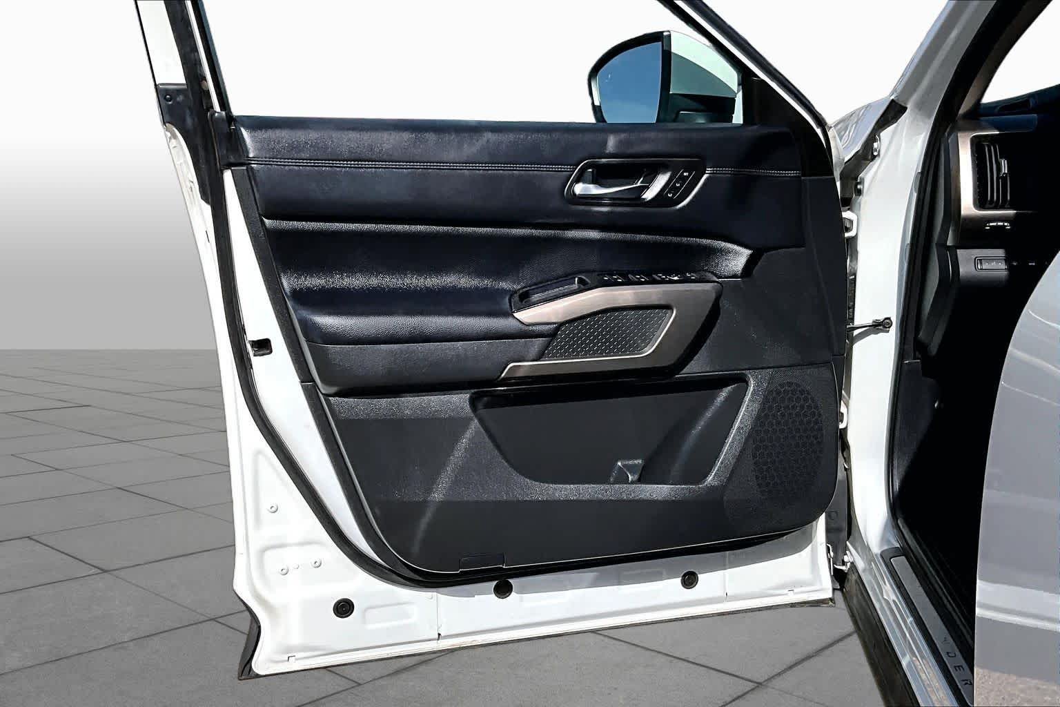 Used 2024 Pearl White Tricoat Nissan Platinum image 22