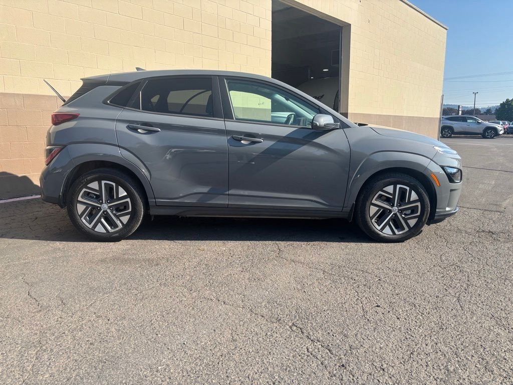 Used 2023 Gray Hyundai SE image 3