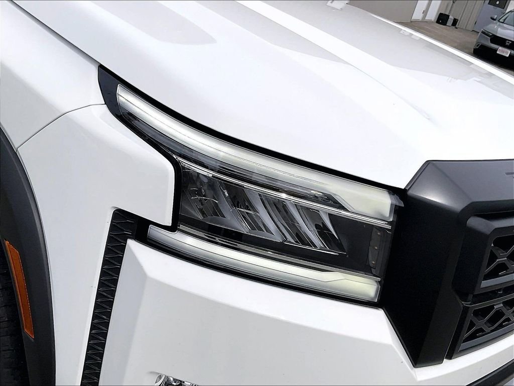 Used 2024 White Nissan PRO-4X image 33