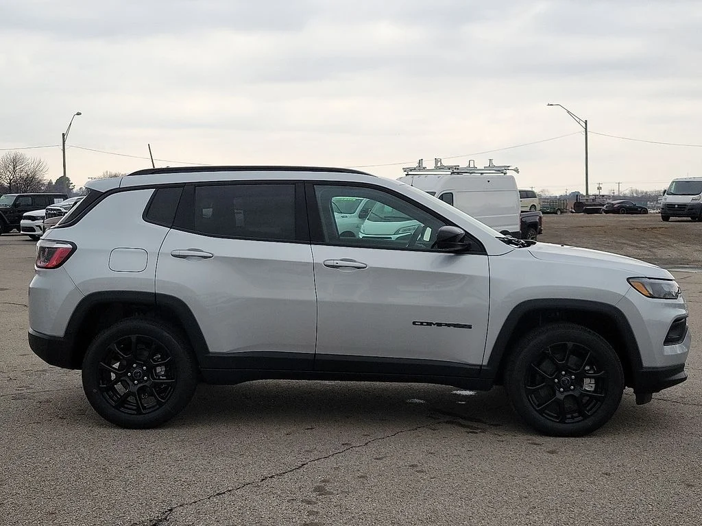 New 2026 Silver Zynith Metallic Clear-Coat Exterior Paint Jeep Latitude image 6