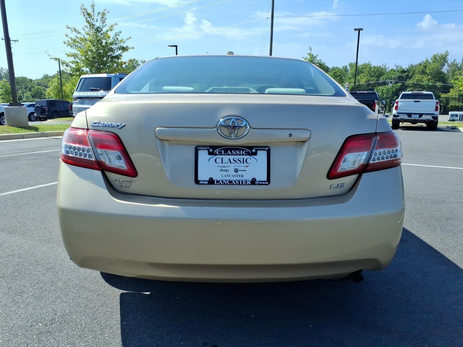 Used 2010  Toyota LE image 16