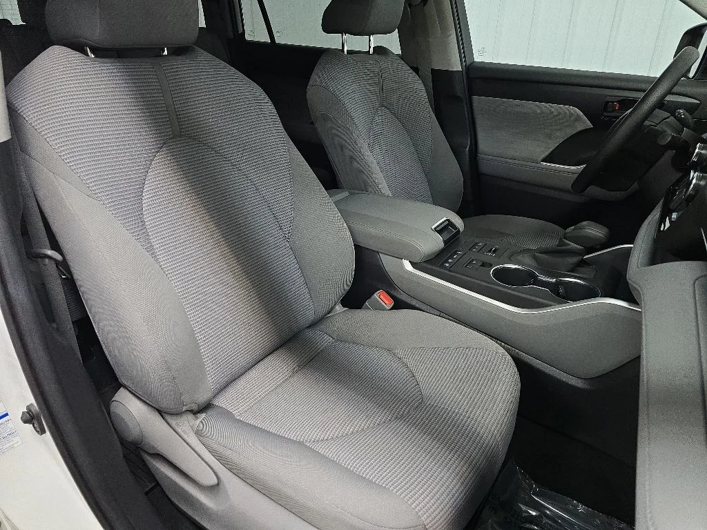 Used 2020 White Toyota L image 14