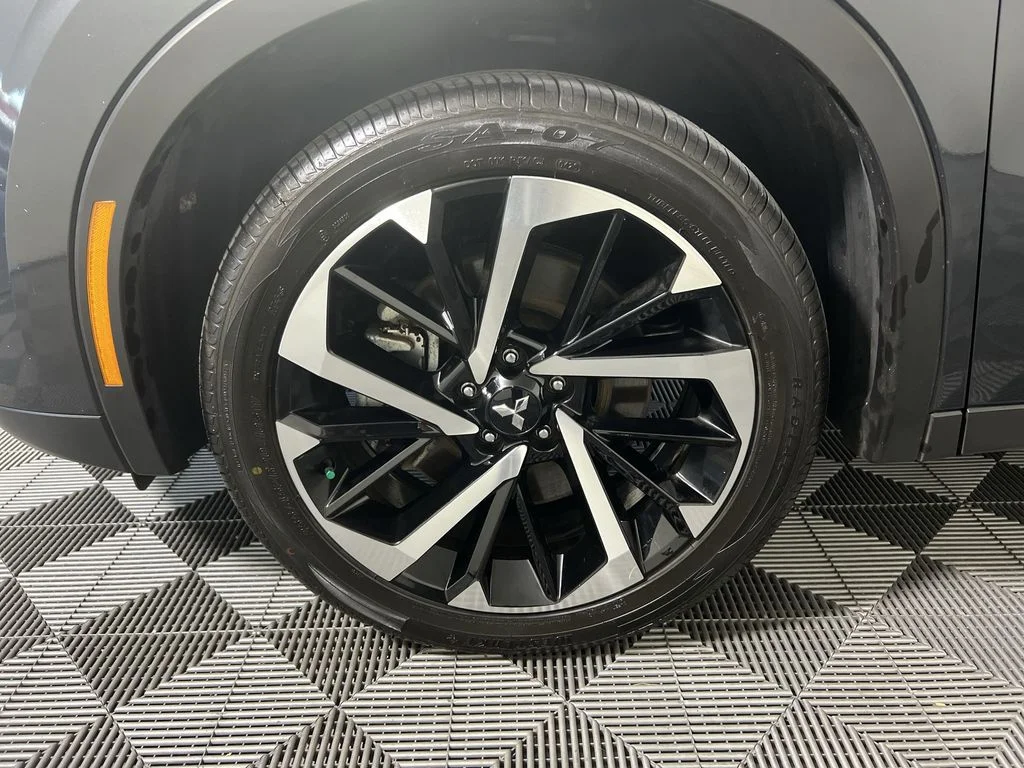 Used 2024 Gray Mitsubishi SE image 18