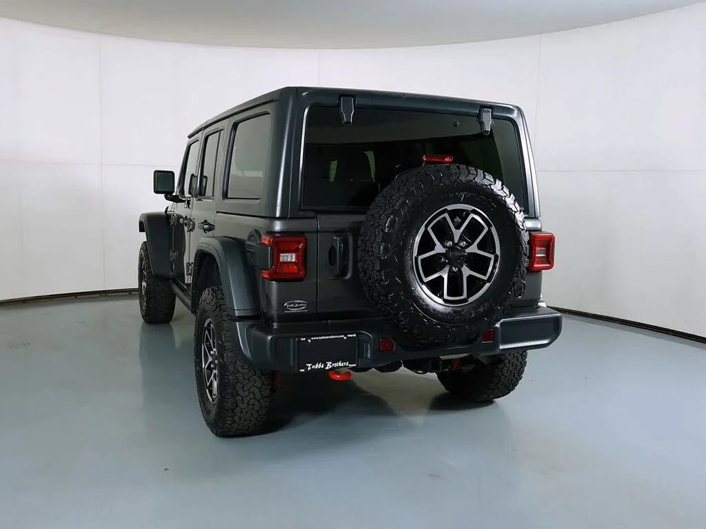 Certified Used 2025 Granite Crystal Clearcoat Metallic Jeep Rubicon image 5