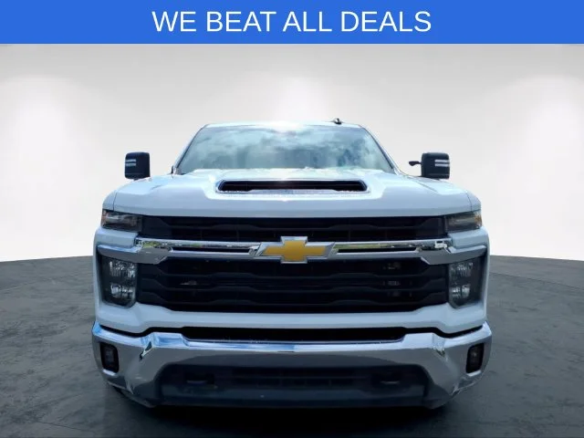Used 2025 White Chevrolet LT image 4