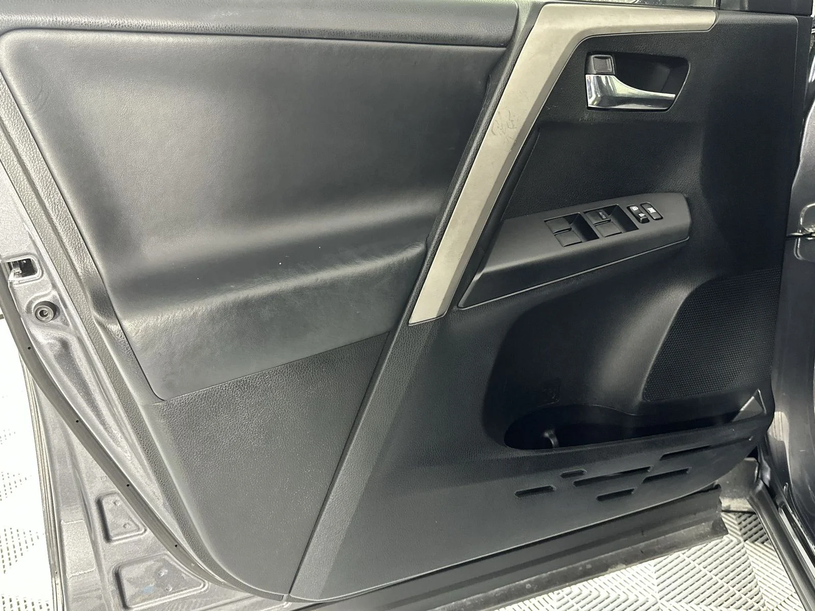 Used 2016 Gray Toyota XLE image 28