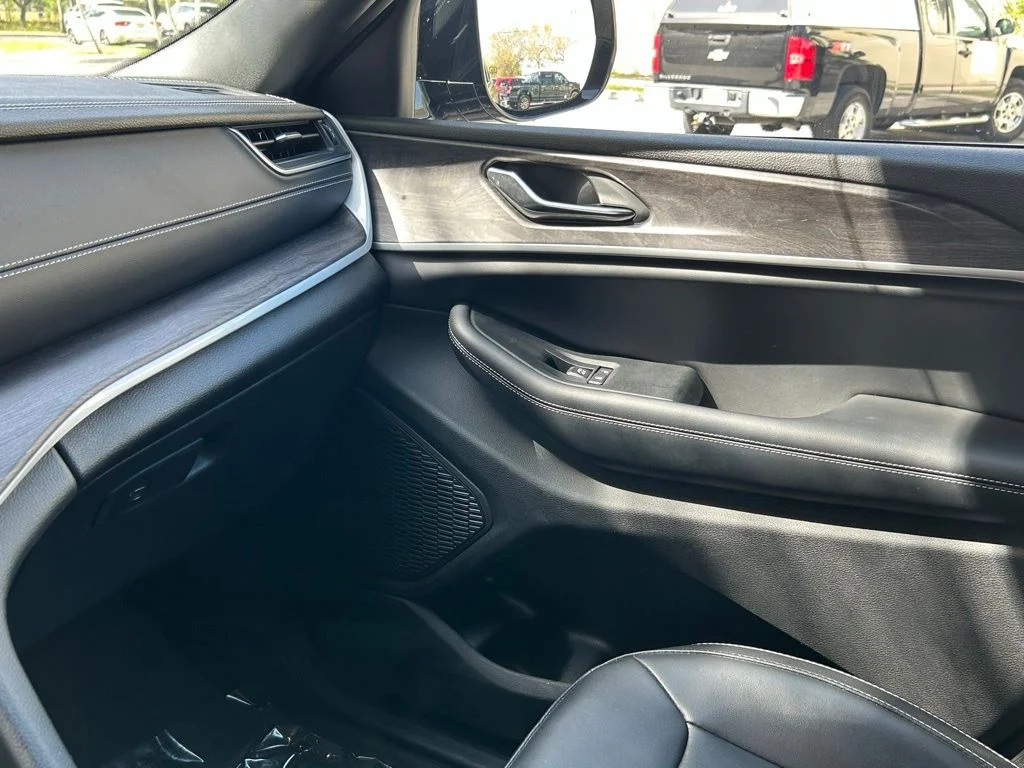 Used 2024 Gray Jeep Limited image 31