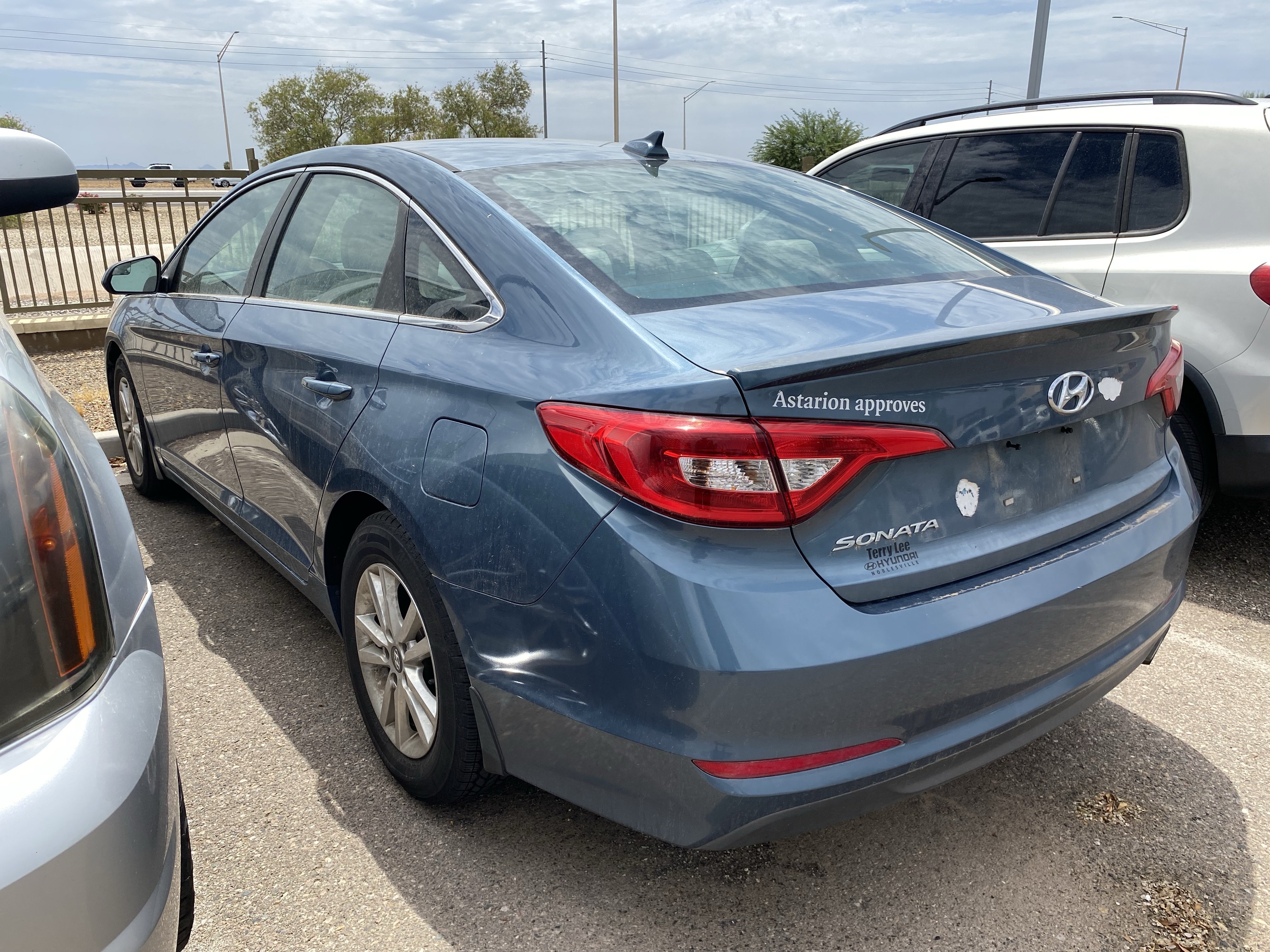 Used 2017 Nouveau Blue Hyundai  image 4