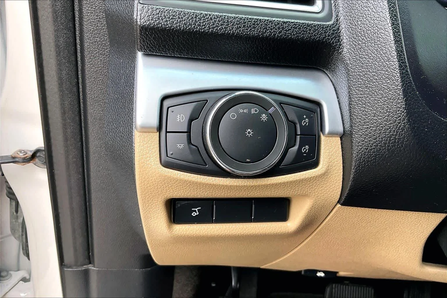Used 2017 White Platinum Metallic Tri-Coat Ford Limited image 15