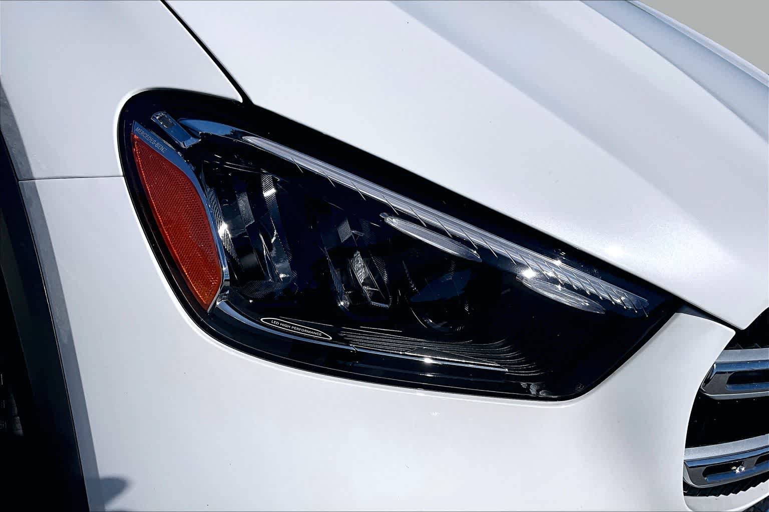 Used 2025 MANUFAKTUR Moonlight White Metallic Mercedes-Benz GLE 450 image 28