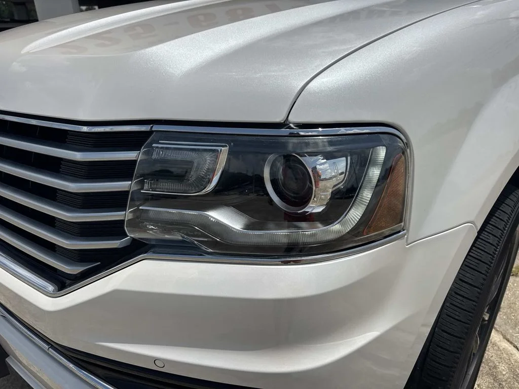 Used 2017 White Lincoln Select image 3