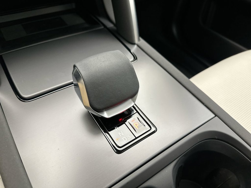 Used 2025 Hakuba Silver Metallic Land Rover S image 10