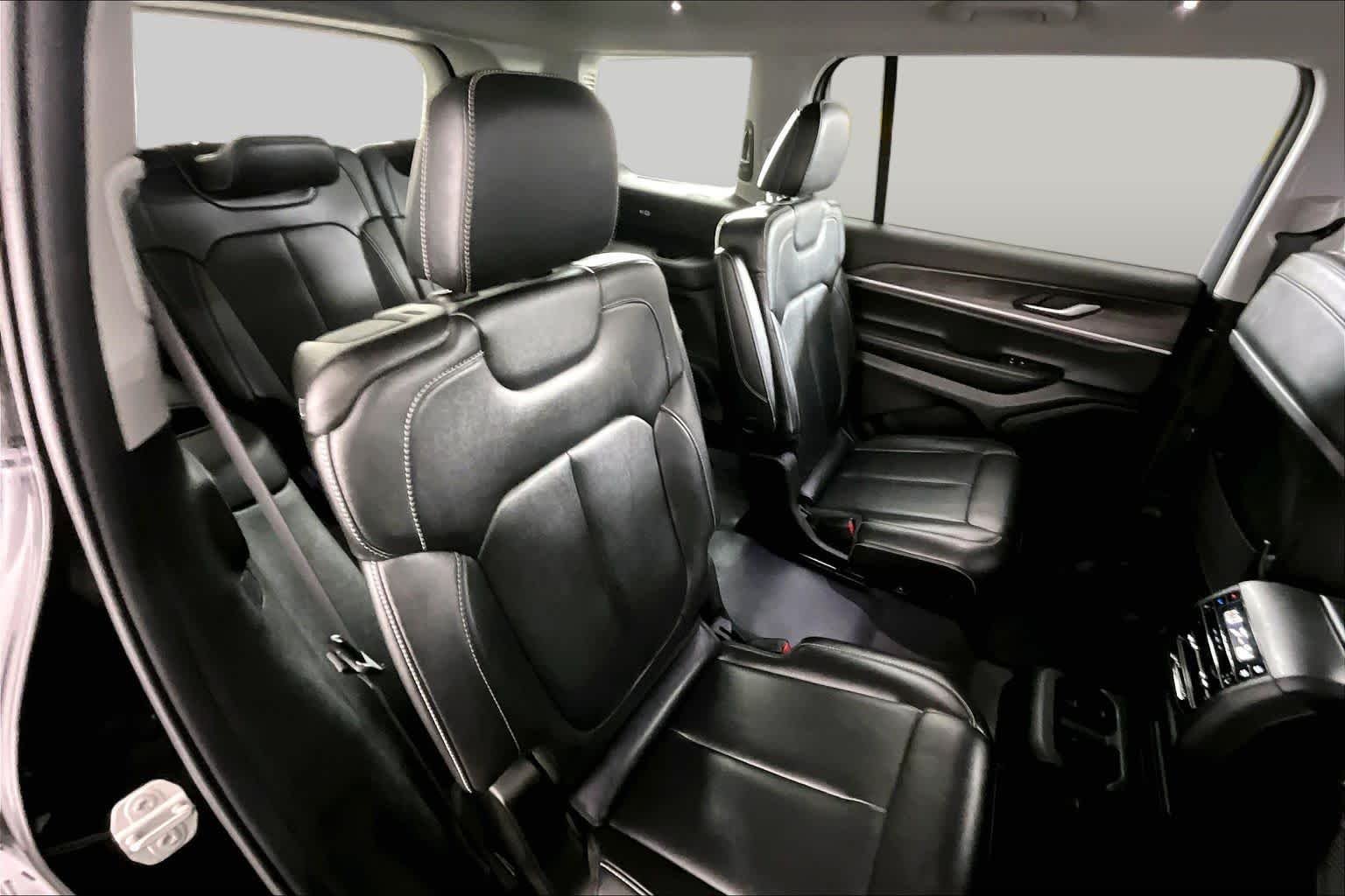 Used 2023 Diamond Black Crystal Pearlcoat Jeep Limited image 19