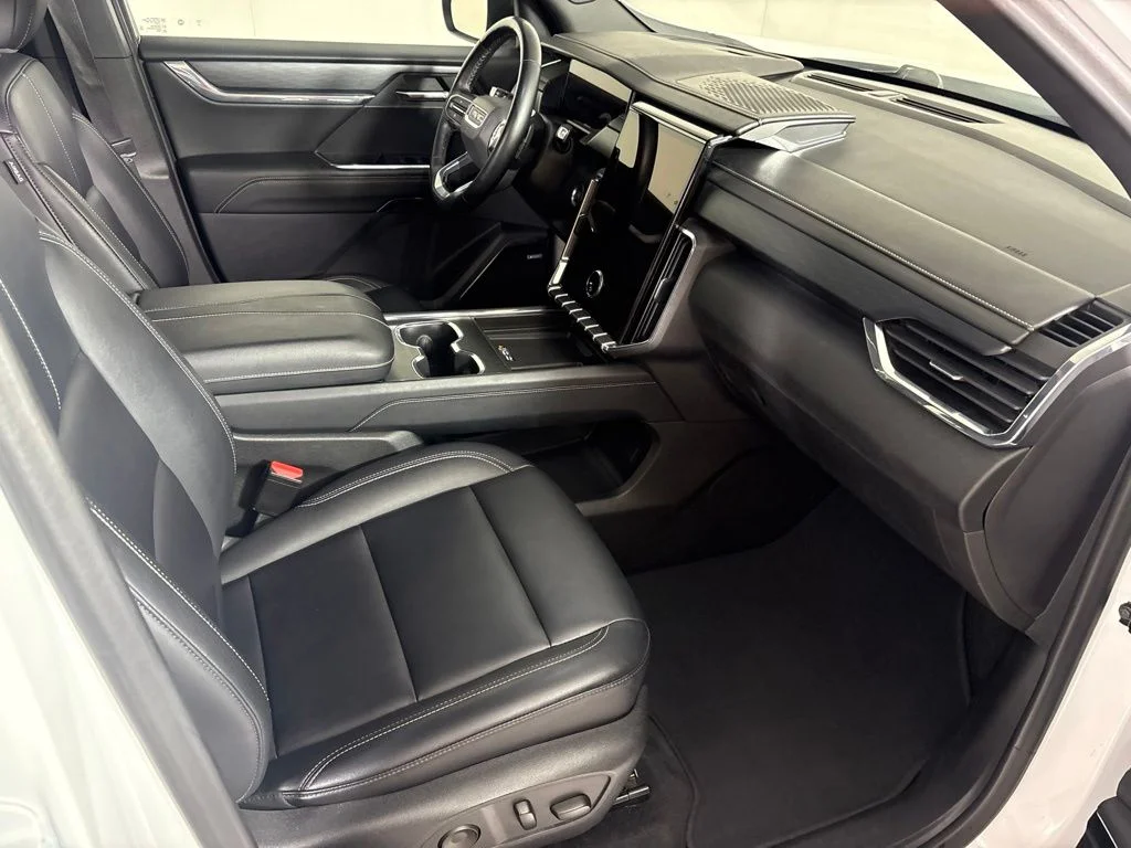 Used 2024 White GMC Elevation image 17