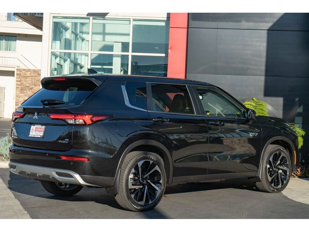 2025 Mitsubishi Outlander Plug-in Hybrid SE - Photo 6