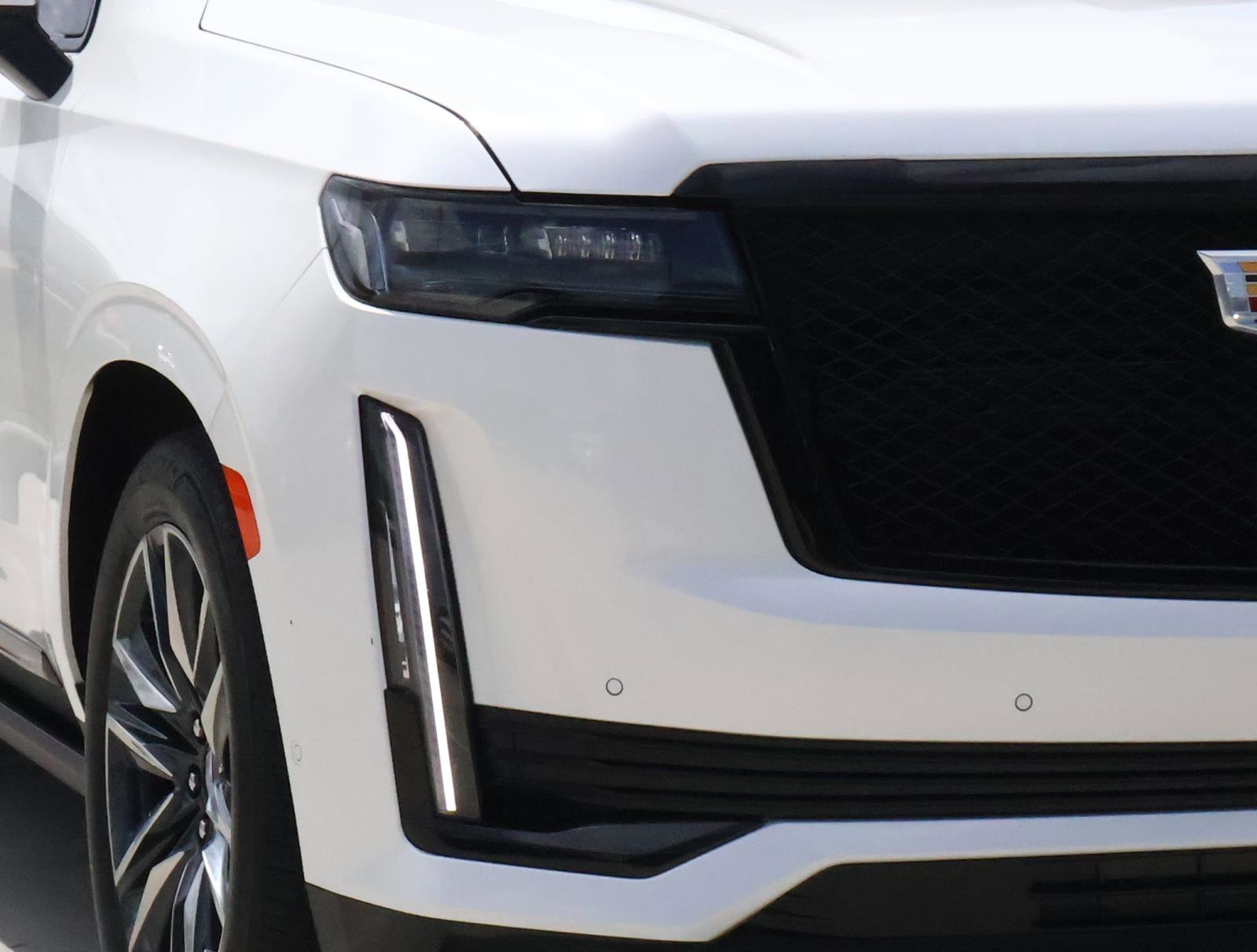 Used 2024 Crystal White Tricoat Cadillac Sport Platinum image 8